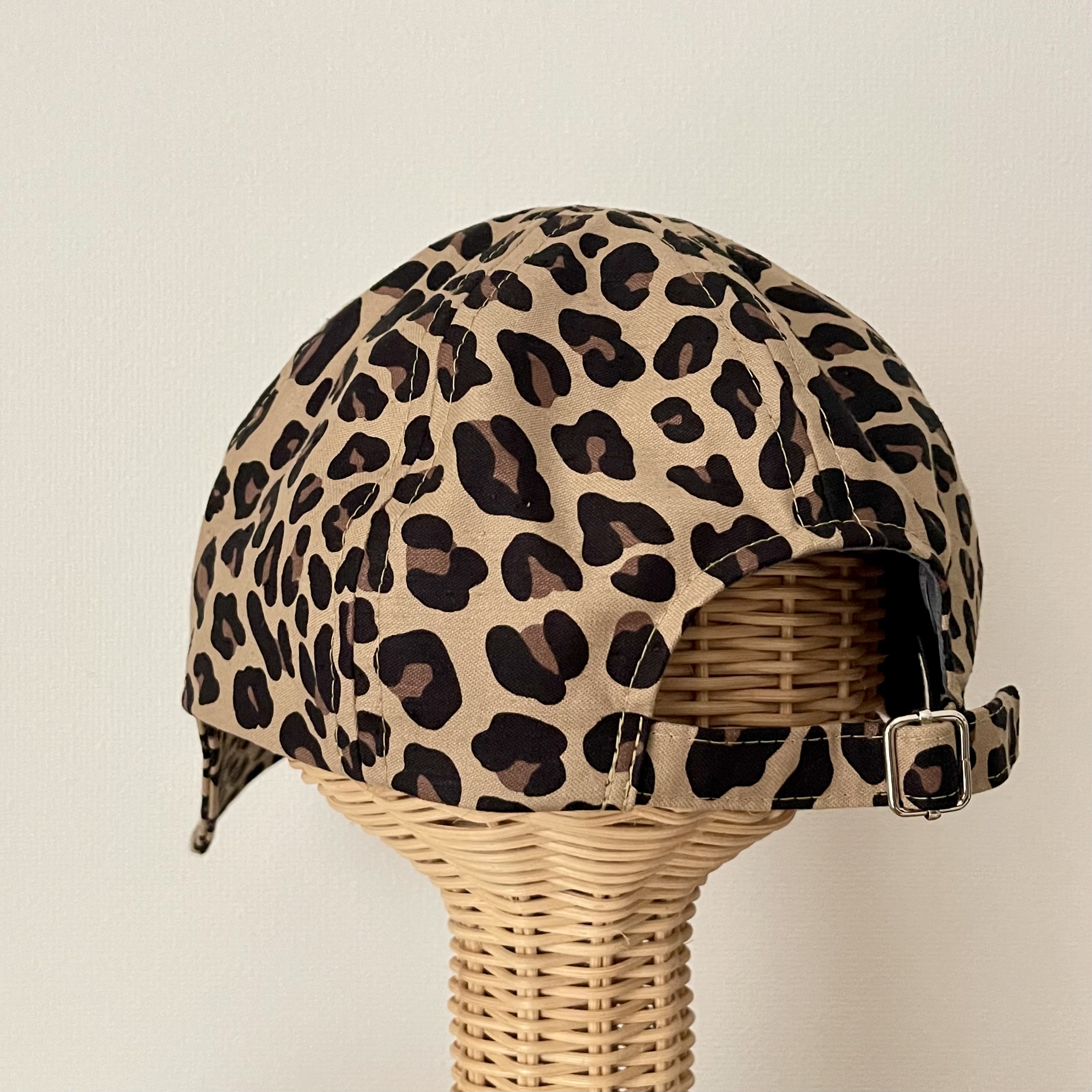 ヒョウ柄キャップ｜ちょっとした冒険を楽しむユニセックスデザイン